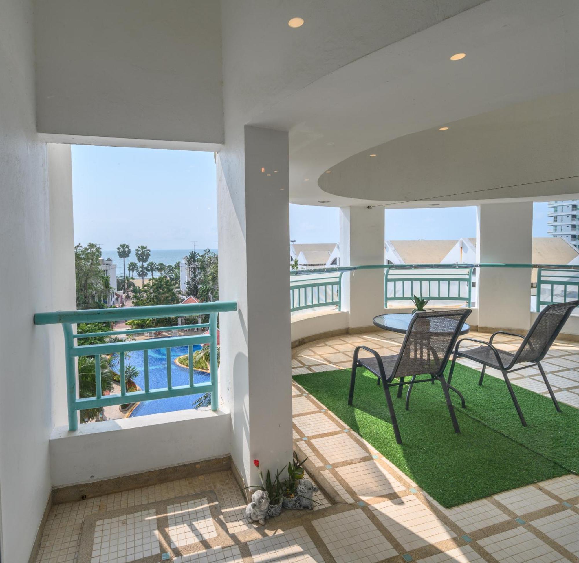 Jomtien Beachfront Stylish Studio , Stunning Seaview , Big Pool Extérieur photo