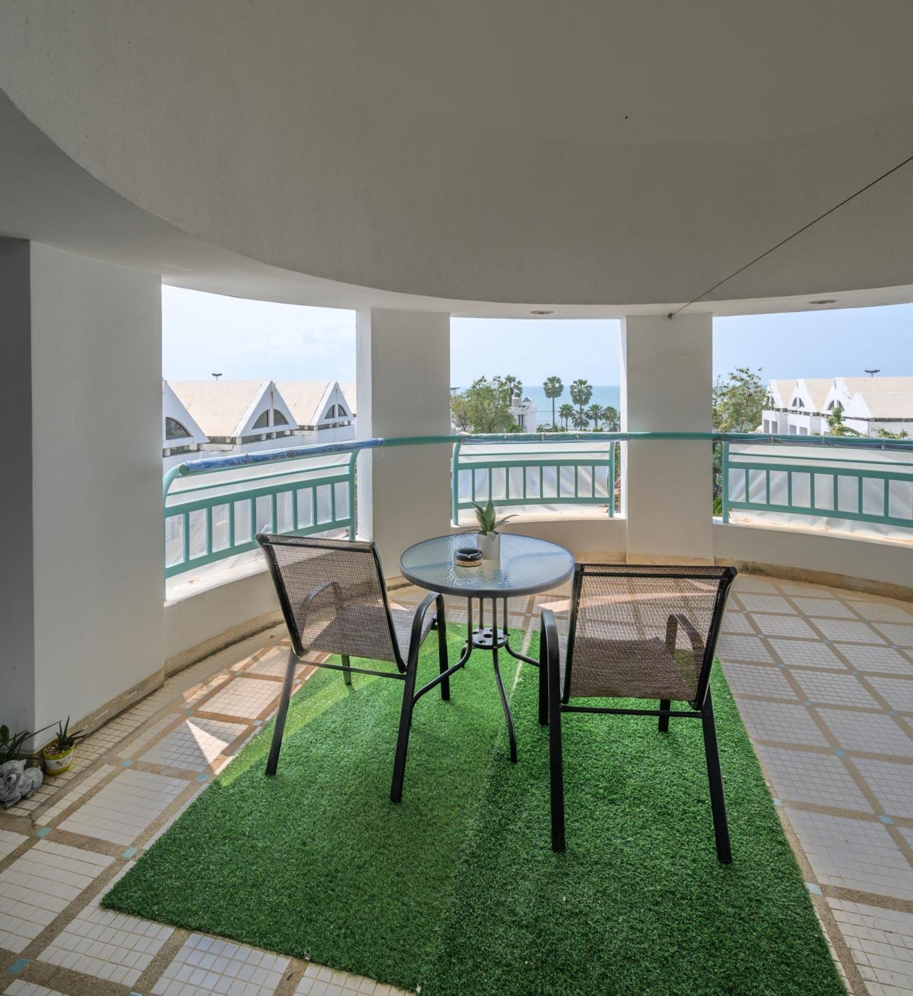 Jomtien Beachfront Stylish Studio , Stunning Seaview , Big Pool Extérieur photo